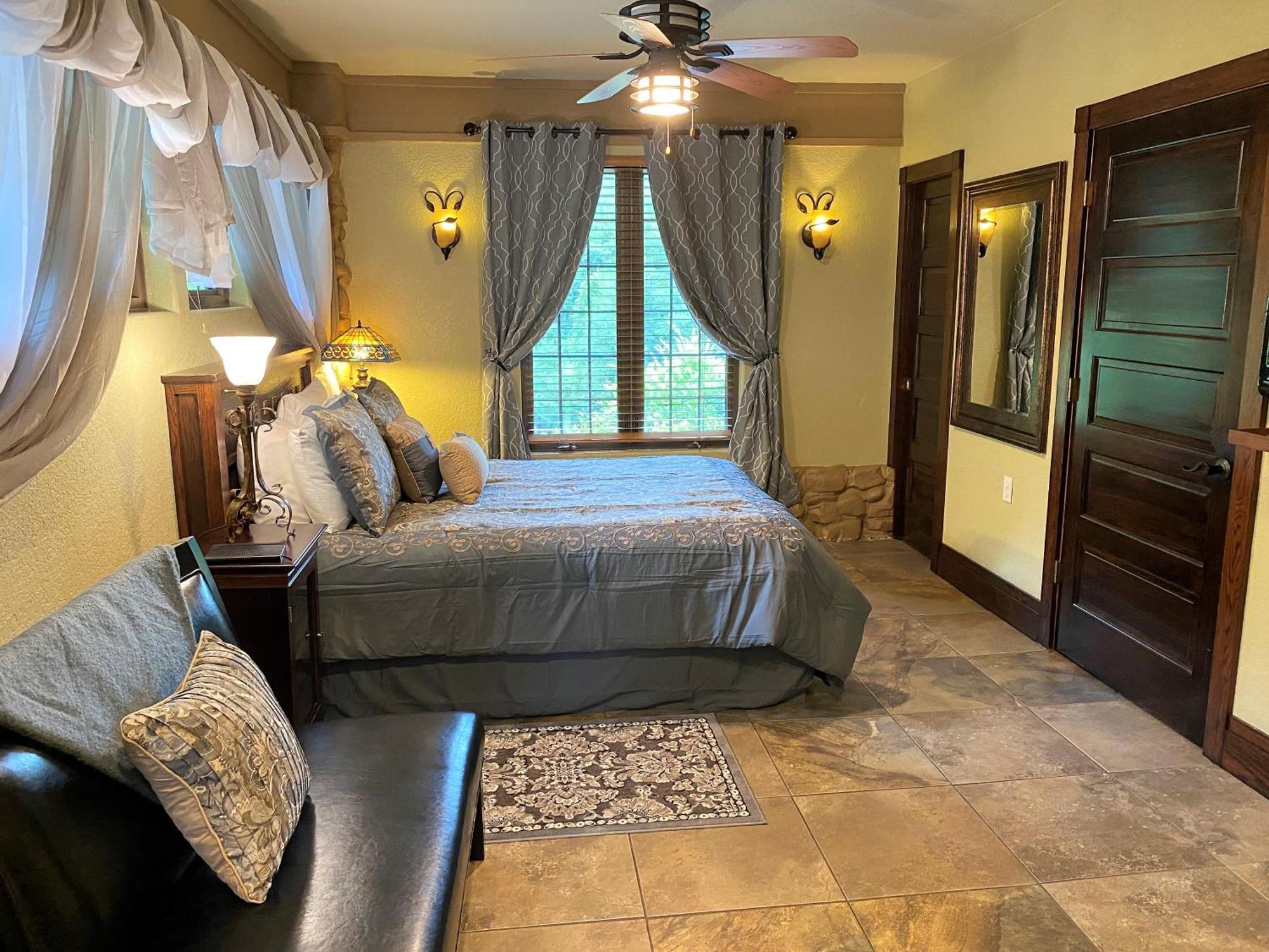 Hilltop Manor B&B Hot Springs Room photo